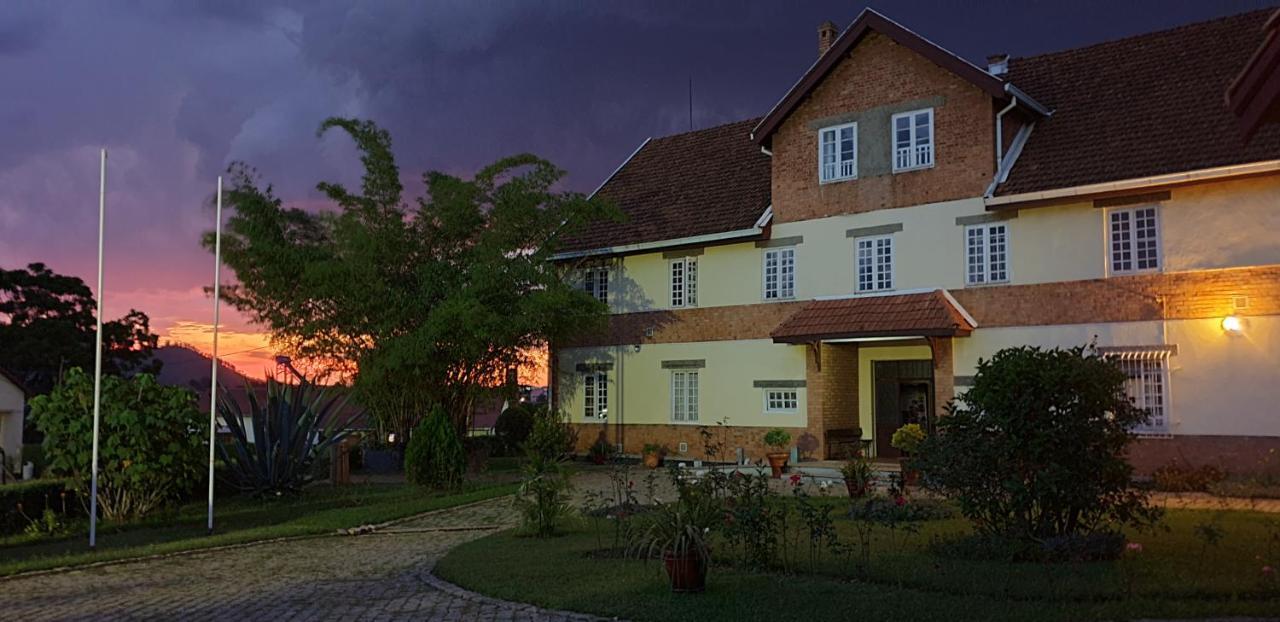 Lovasoa 4C Hotel Антсирабе Екстериор снимка